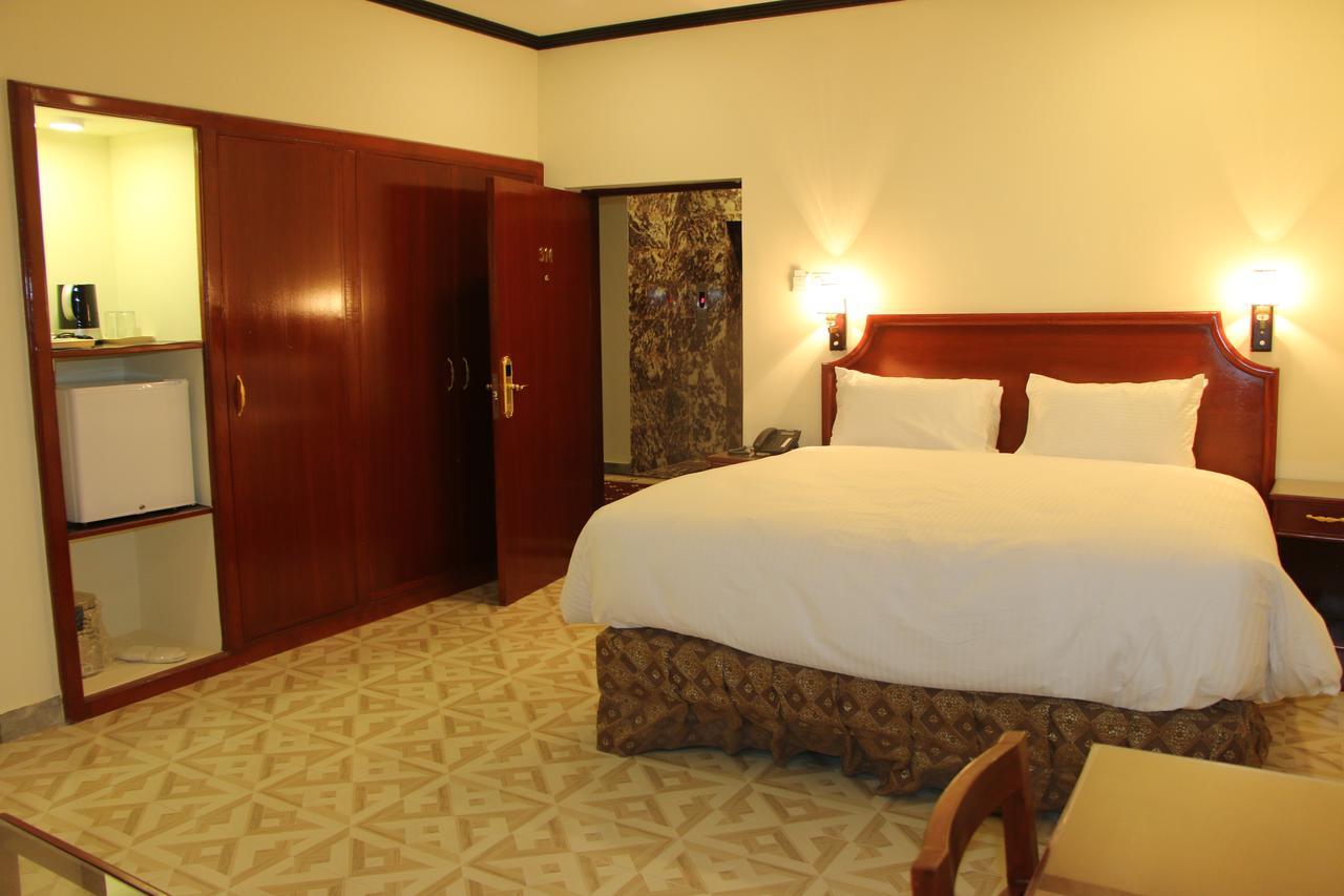 היידראבאד Indus Hotel מראה חיצוני תמונה